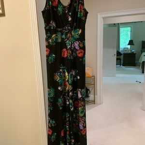 Super cute flower jumpsuit! XS